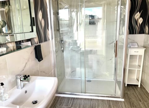 Superior Twin Room | Bathroom | Hair dryer, towels, soap, shampoo