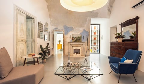 Exclusive Suite | Living area | TV