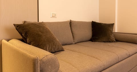 Quadruple Room Demetra | Memory foam beds, in-room safe, desk, laptop workspace