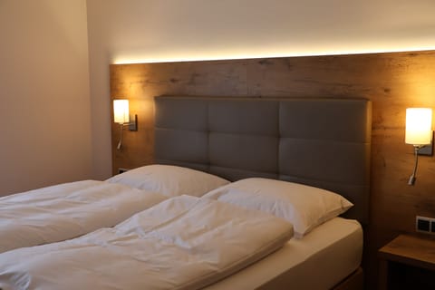 Comfort Double or Twin Room, Private Bathroom | In-room safe, desk, laptop workspace, blackout drapes