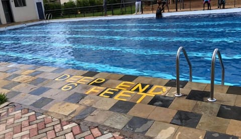 Swim-up bar