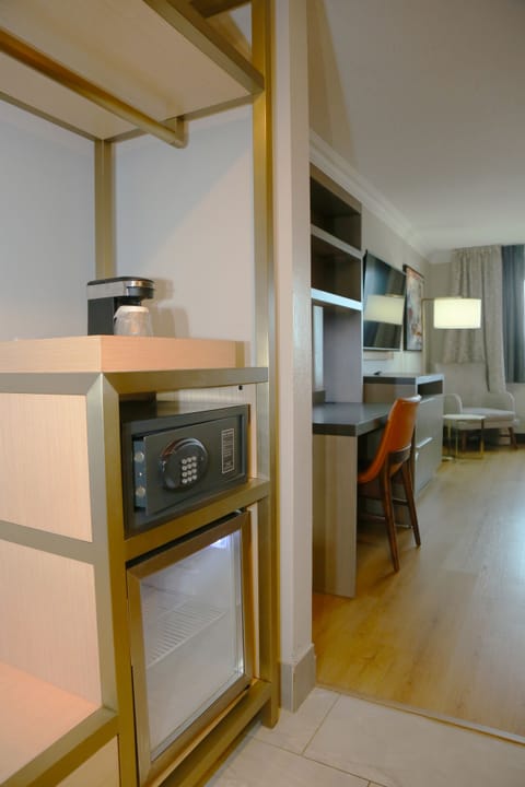 Deluxe Single Room, Non Smoking | In-room safe, individually furnished, desk, laptop workspace