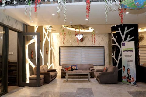 Deluxe Double Room, City View | Living area