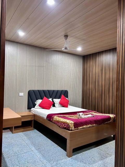 Executive Room | Living area | 43-inch Smart TV with cable channels