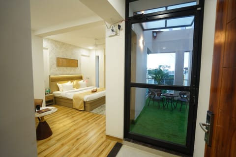 Presidential Room | Desk, laptop workspace, rollaway beds (surcharge), WiFi (free)