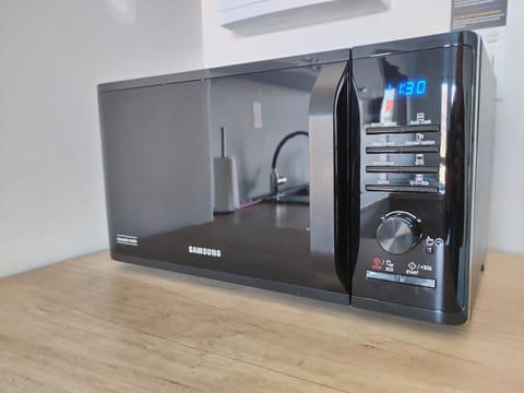 Studio Suite, Balcony | Microwave