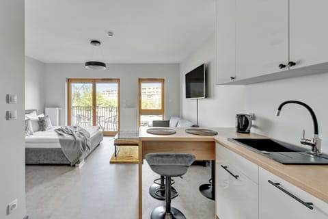 Studio Suite, Balcony | Private kitchen