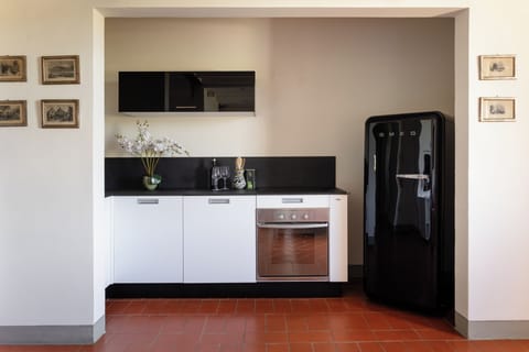 Apartment, 2 Bedrooms (Leonardo) | Private kitchen | Full-size fridge, microwave, oven, stovetop