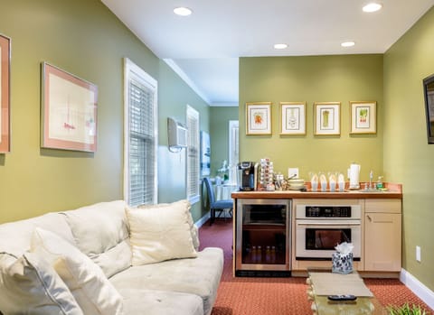 Studio Suite (Room 7) | Living area | Flat-screen TV