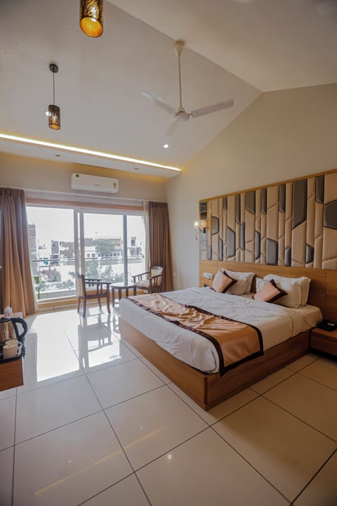 Superior Room, Balcony | Egyptian cotton sheets, premium bedding, laptop workspace, WiFi (free)