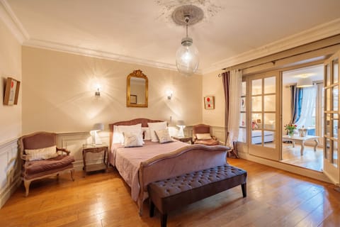 Suite avec terrasse (F) | Premium bedding, minibar, in-room safe, individually decorated