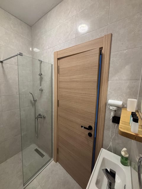 Deluxe Twin Room | Bathroom | Shower, free toiletries, hair dryer, slippers