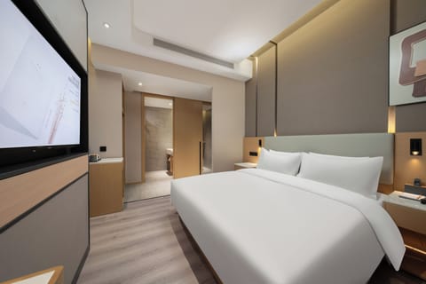 Classic Twin Room | Down comforters, desk, laptop workspace, blackout drapes