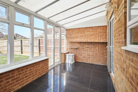 House | 3 bedrooms, desk