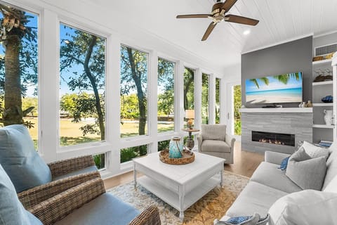 House, Multiple Beds (Pineapple & Palms) | Living area