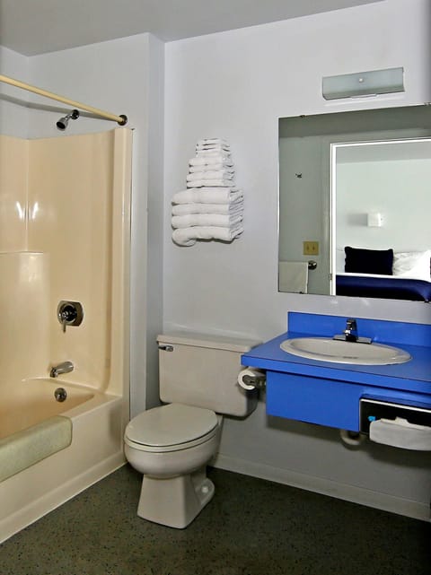 Combined shower/tub, free toiletries, hair dryer, towels