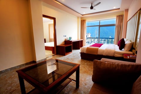 Luxury Room | Desk, laptop workspace, iron/ironing board, free WiFi
