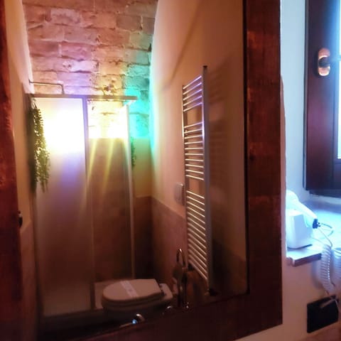 Comfort Condo, Ensuite, Ground Floor | Bathroom | Hair dryer, towels, soap, shampoo