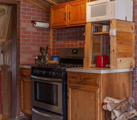 Cottage | Private kitchen | Fridge, microwave, coffee/tea maker