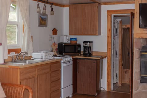 Basic Cottage, 1 Queen Bed | Private kitchen | Fridge, microwave, coffee/tea maker