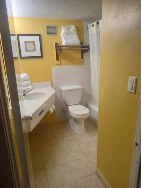 Combined shower/tub, free toiletries, towels, soap