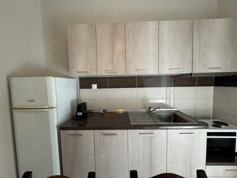 Classic Apartment, Courtyard View | Private kitchen | Fridge, stovetop, cookware/dishes/utensils