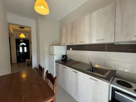 Classic Apartment, Courtyard View | Private kitchen | Fridge, stovetop, cookware/dishes/utensils