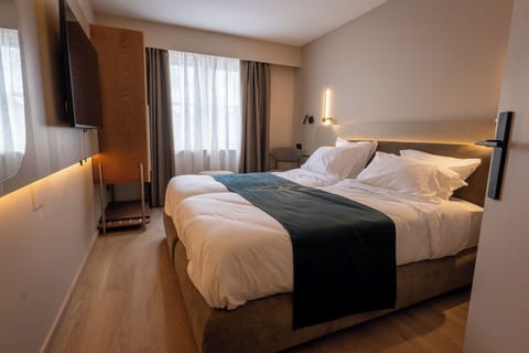 Standard Twin Room | In-room safe, desk, laptop workspace, blackout drapes