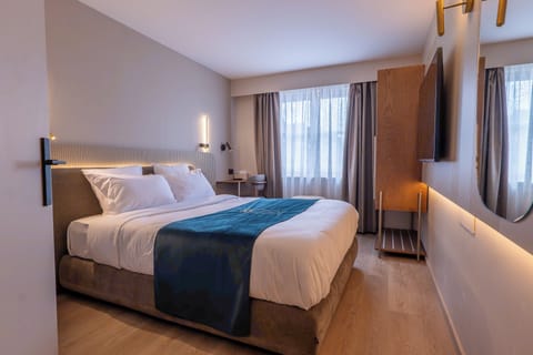 Standard Double Room | In-room safe, desk, laptop workspace, blackout drapes