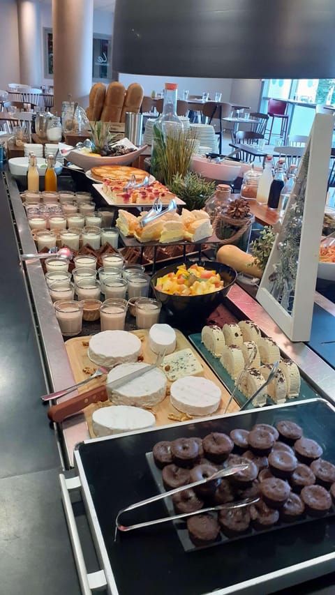 Breakfast, lunch, dinner served; French cuisine 