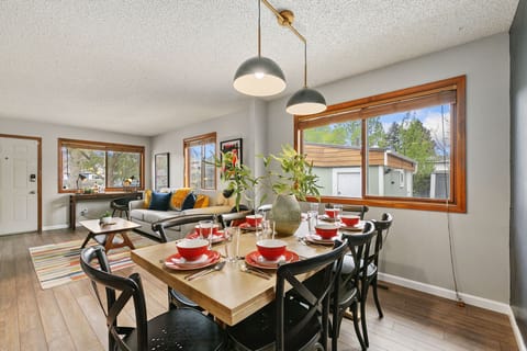 House, Multiple Beds, Kitchen, Garden View (620 East Magnolia St) | Dining