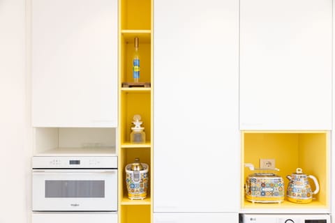 Microwave, dishwasher, coffee/tea maker, electric kettle