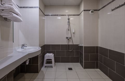 Standard Triple Room, 3 Twin Beds | Bathroom | Shower, towels