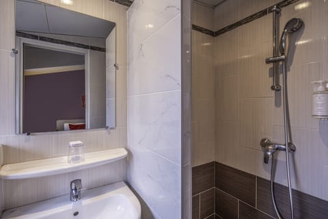 Standard Triple Room, 3 Twin Beds | Bathroom | Shower, towels