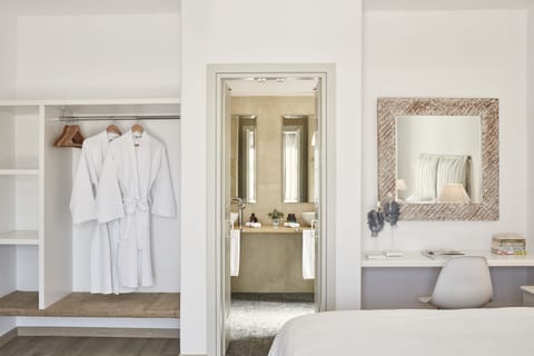 Experience Suite | Premium bedding, minibar, in-room safe, blackout drapes