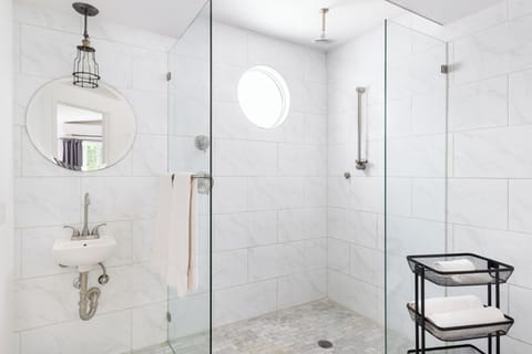 Shower, rainfall showerhead, free toiletries, hair dryer