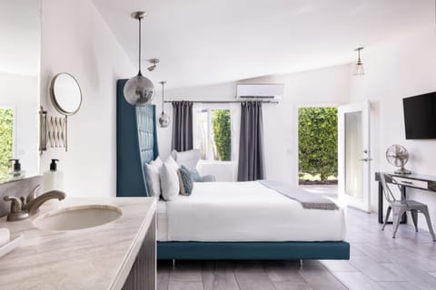 Standard King Room | Pillowtop beds, in-room safe, desk, blackout drapes