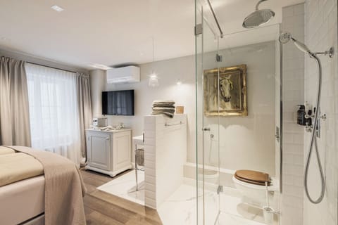 Basic Double Room | Egyptian cotton sheets, premium bedding, pillowtop beds, minibar