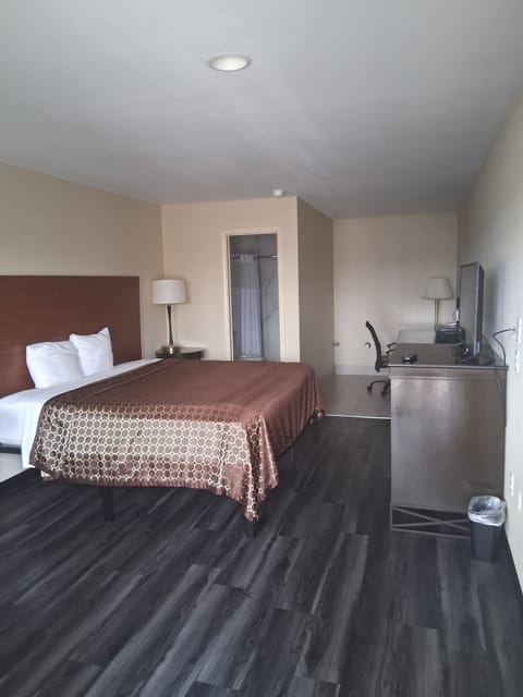 Desk, laptop workspace, WiFi (free), bed sheets