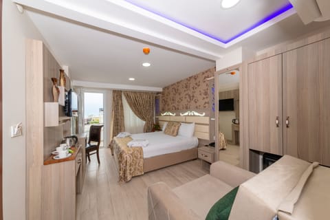 Standard Double Room, Balcony | Minibar, in-room safe, desk, soundproofing