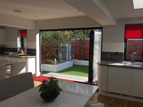 Full-size fridge, microwave, oven, stovetop