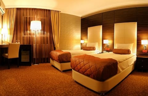Family Room | Minibar, desk, free cribs/infant beds, rollaway beds