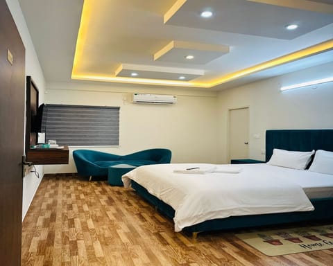 Executive Double Room, 1 Bedroom, Non Smoking, City View | Desk, laptop workspace, soundproofing, iron/ironing board