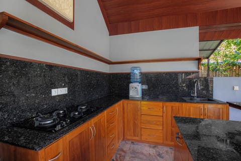 Deluxe Room, 1 Queen Bed | Private kitchen