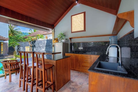 Deluxe Room, 1 Queen Bed | Private kitchen