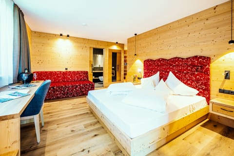 Deluxe Suite, Multiple Beds | In-room safe, desk, free WiFi, bed sheets