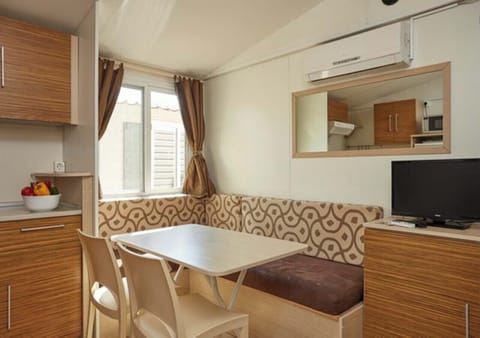 Premium Mobile Home, 3 Bedrooms | Living area