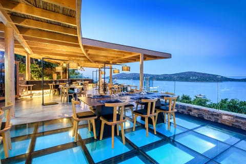 2 restaurants; breakfast, lunch, and dinner served