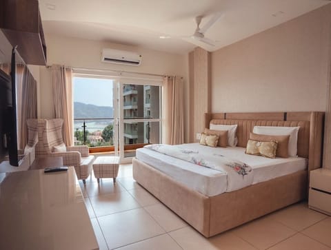 Luxury Apartment, Balcony, Mountain View | 4 bedrooms, laptop workspace, free WiFi