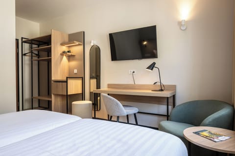 Comfort Double or Twin Room | In-room safe, desk, laptop workspace, bed sheets